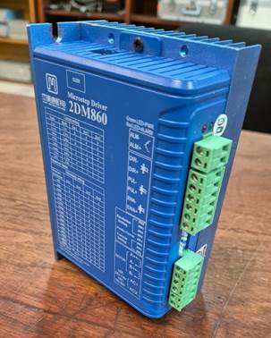Una caja de cartón

Descripción generada automáticamente con confianza media